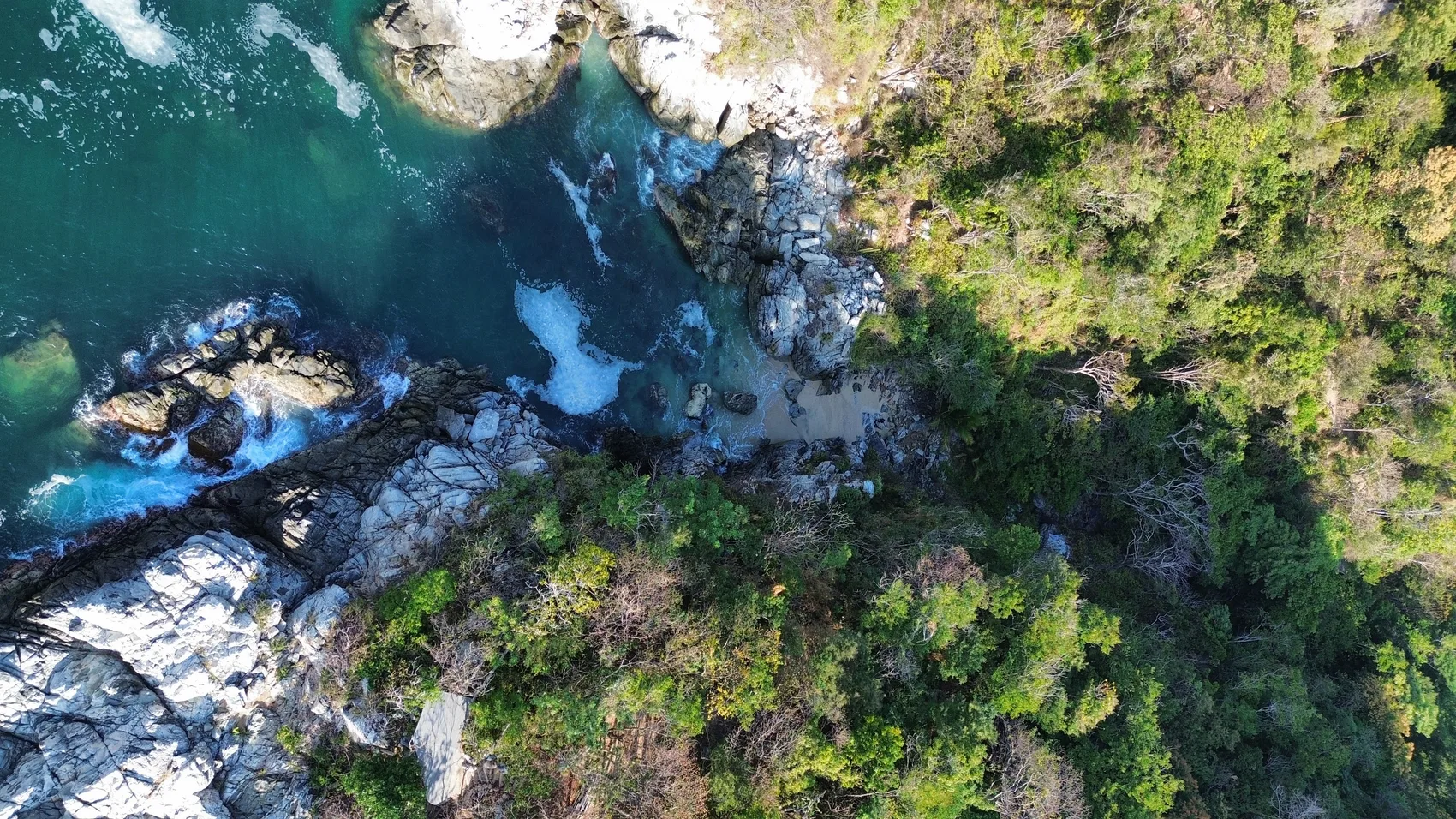 Aldea Tao — cala turquesa desde el aire