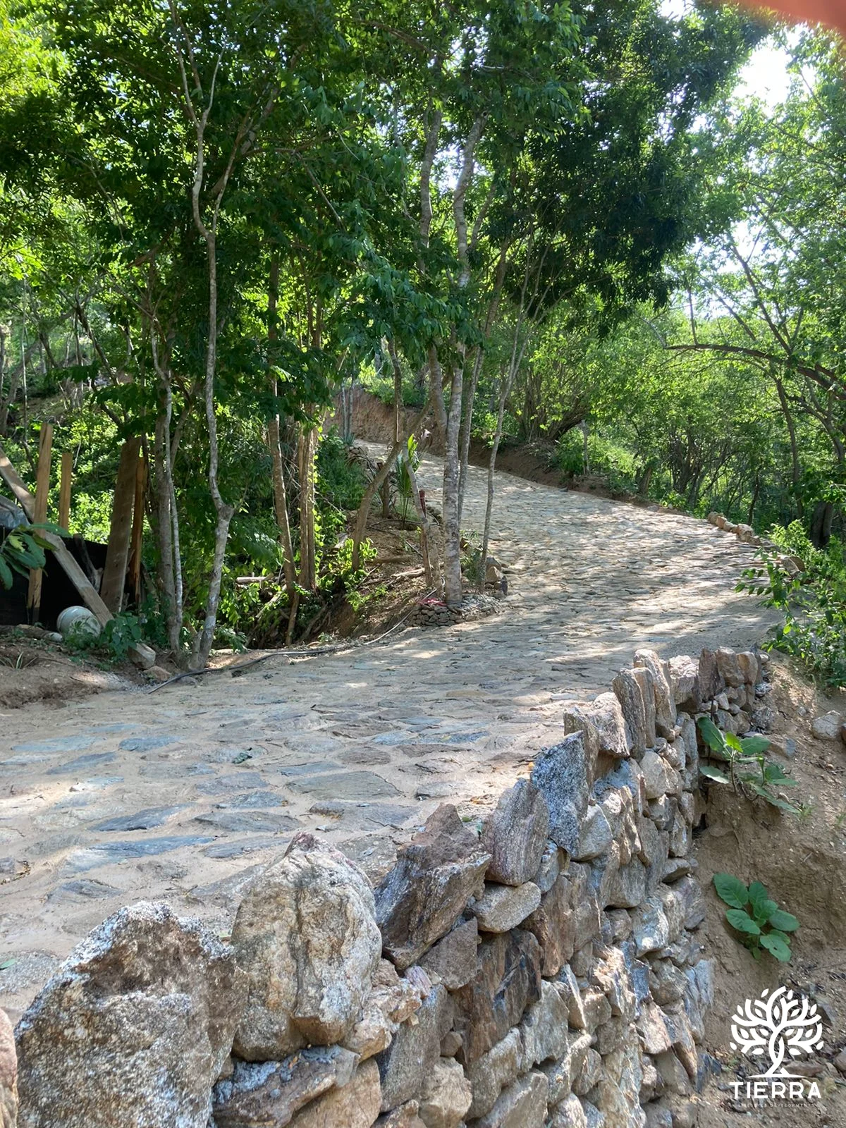 Azimut — calle de acceso