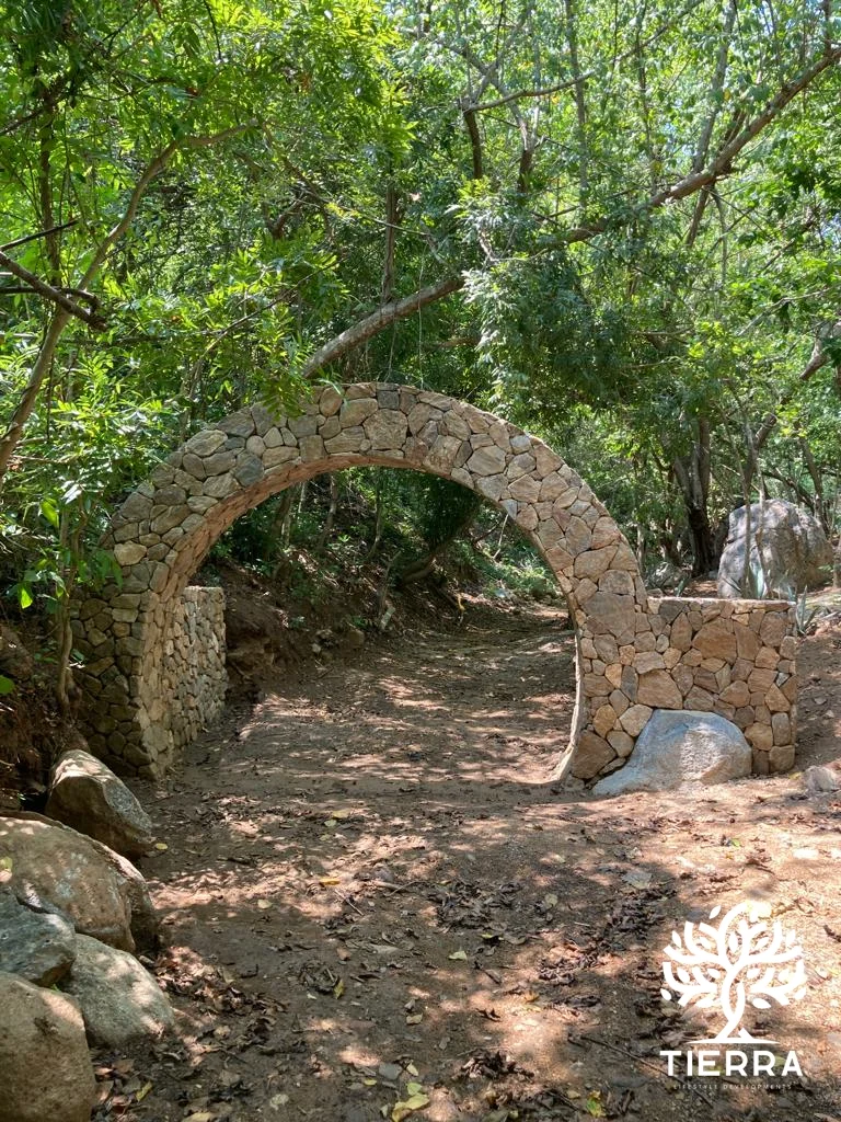 Azimut — entrada peatonal