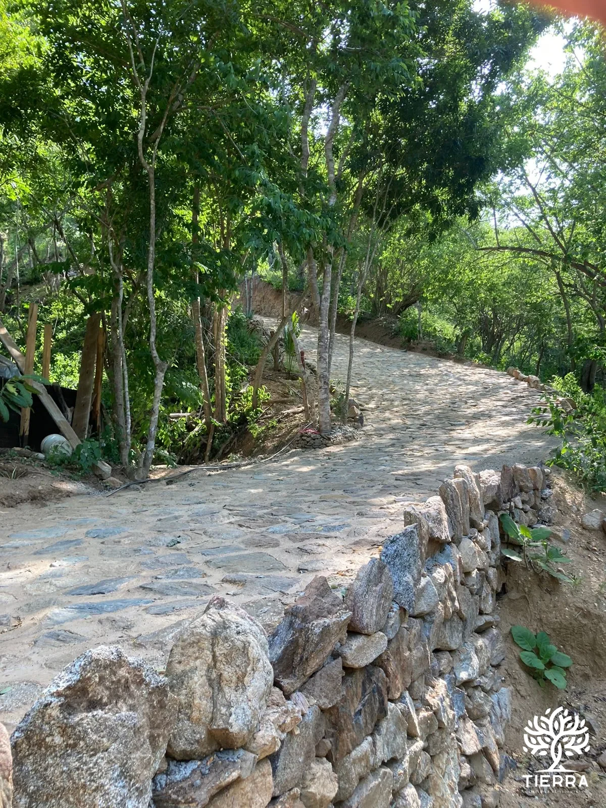 Azimut — calle de acceso